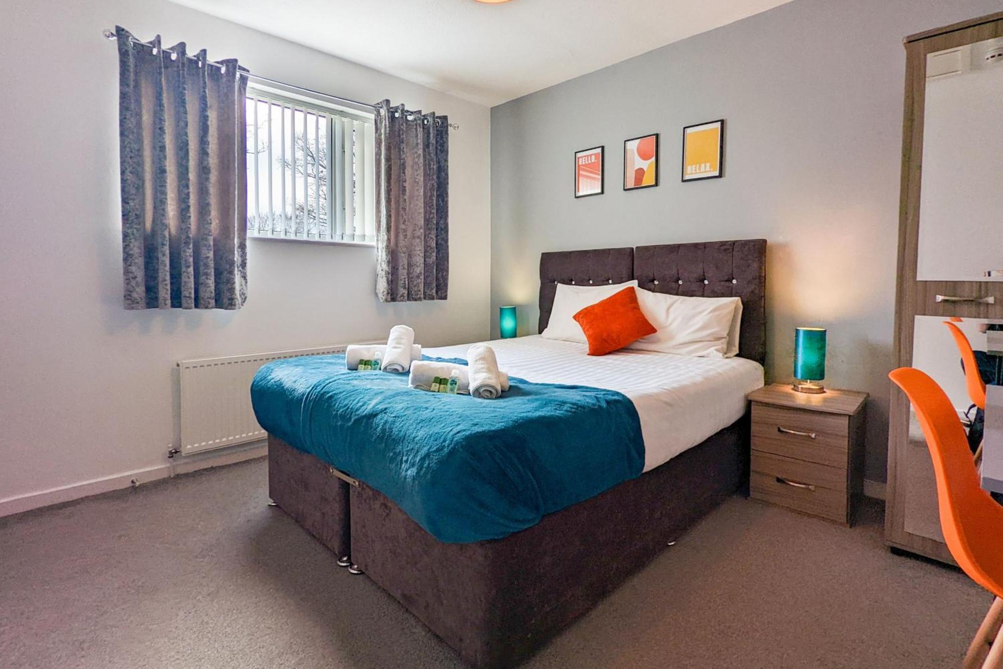 5-Bedroom Contractor House With 10 Beds Free Parking And Free Wifi - Outfield Homes By Your Lettings Short Lets & Serviced Accommodation ピーターバラ エクステリア 写真