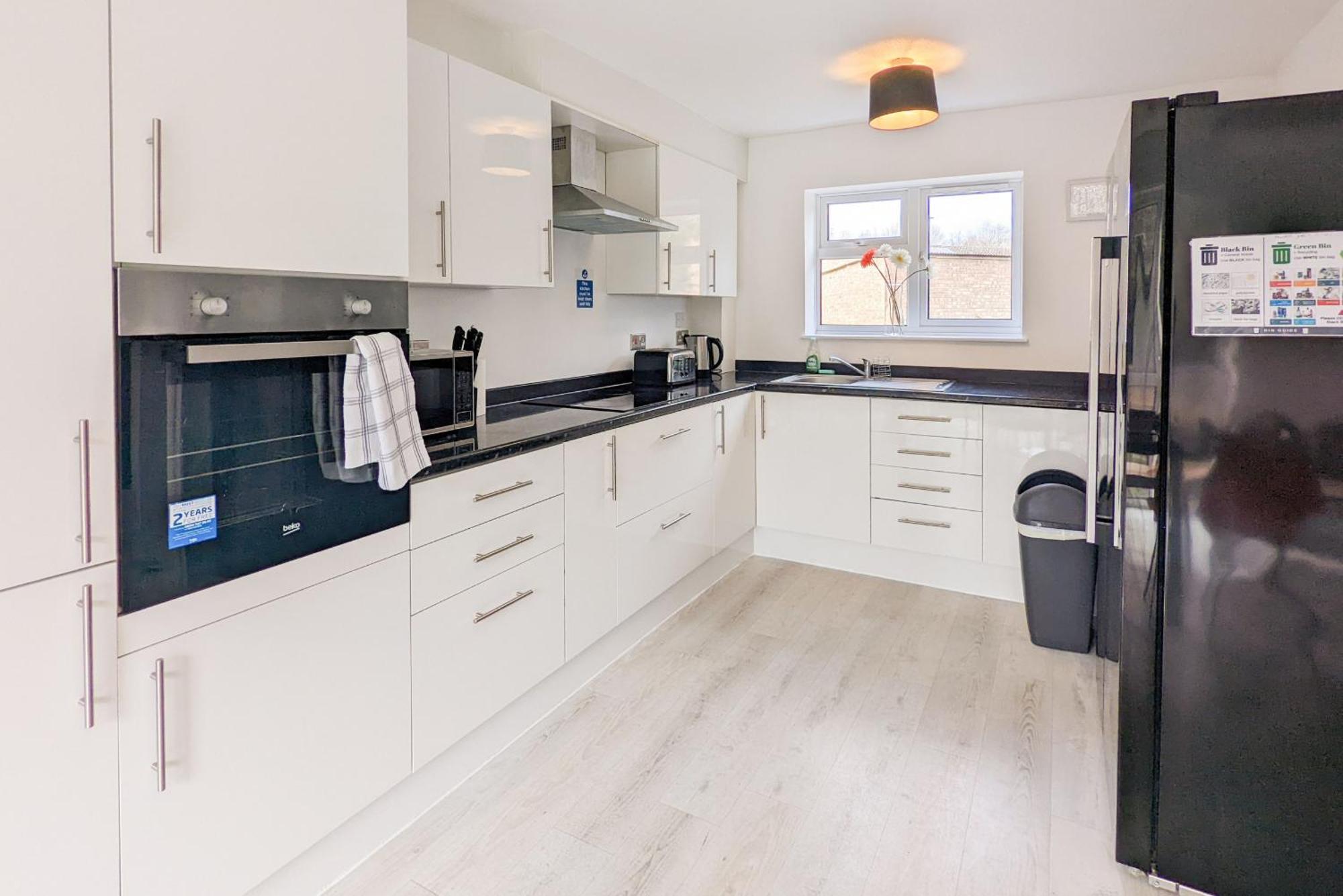 5-Bedroom Contractor House With 10 Beds Free Parking And Free Wifi - Outfield Homes By Your Lettings Short Lets & Serviced Accommodation ピーターバラ エクステリア 写真