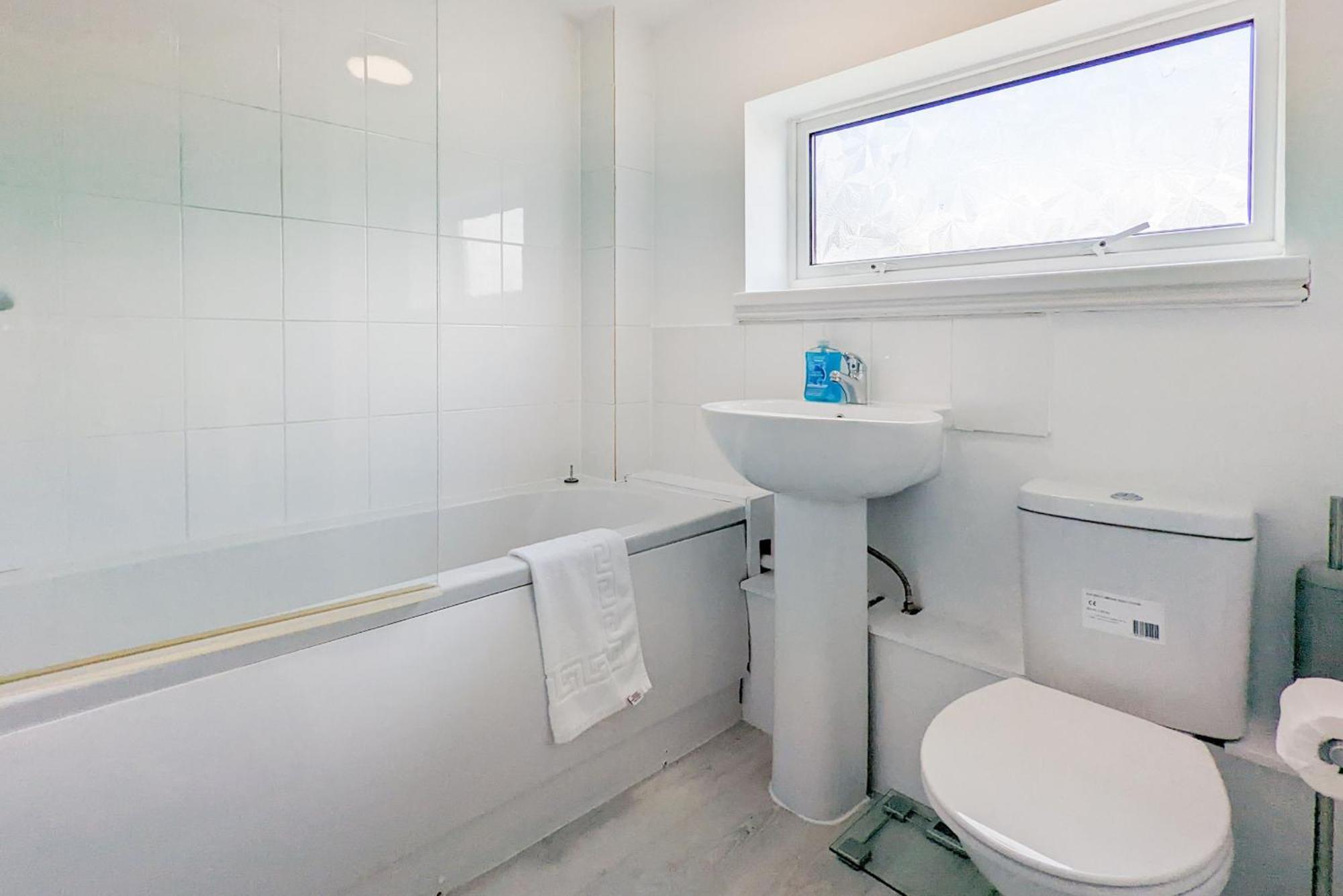 5-Bedroom Contractor House With 10 Beds Free Parking And Free Wifi - Outfield Homes By Your Lettings Short Lets & Serviced Accommodation ピーターバラ エクステリア 写真