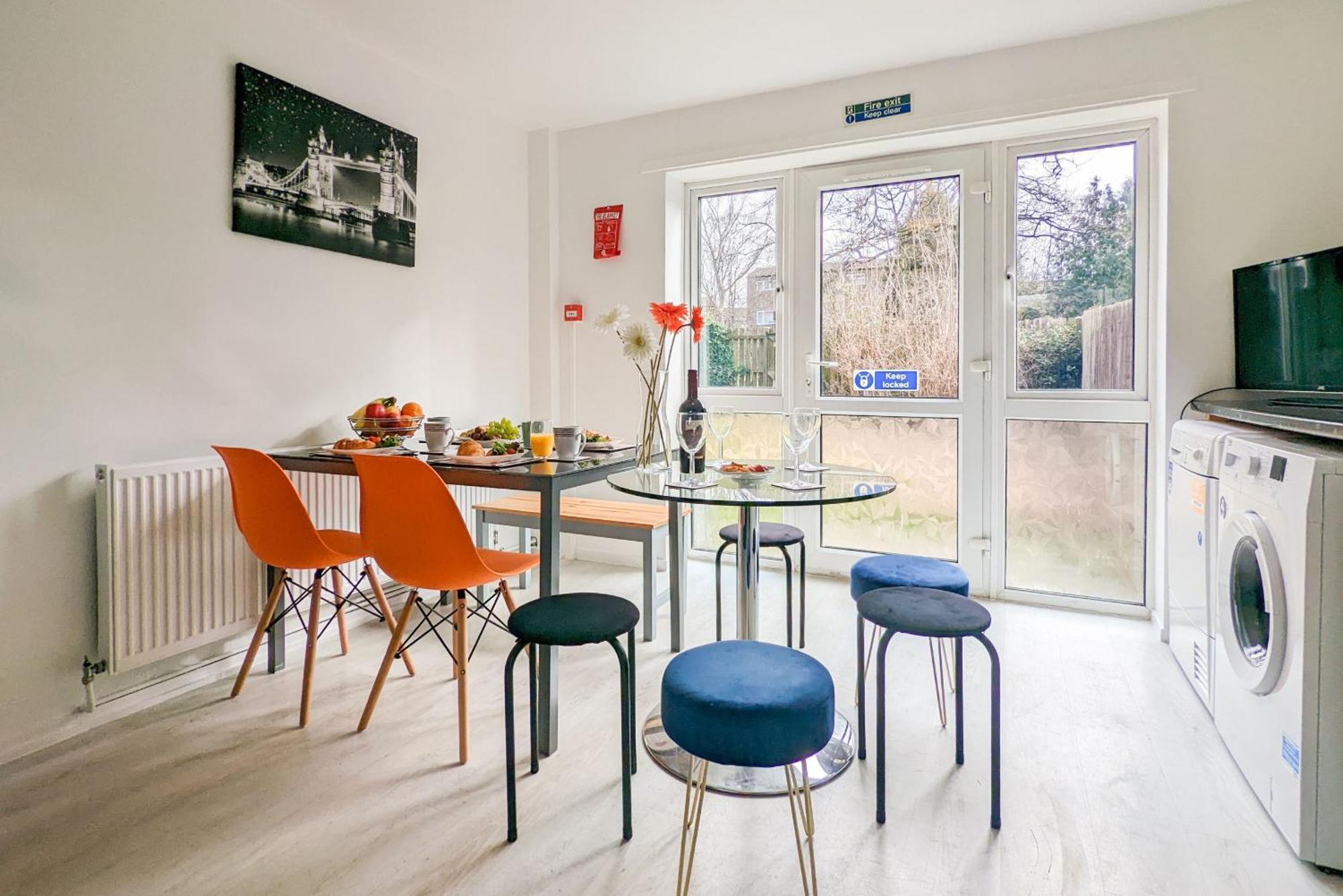 5-Bedroom Contractor House With 10 Beds Free Parking And Free Wifi - Outfield Homes By Your Lettings Short Lets & Serviced Accommodation ピーターバラ エクステリア 写真