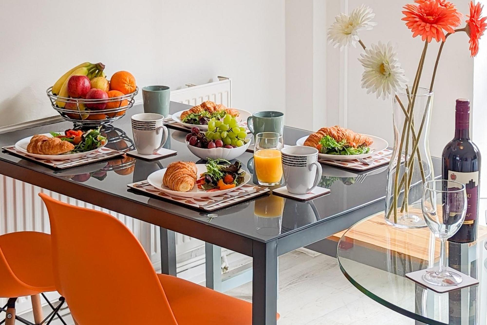 5-Bedroom Contractor House With 10 Beds Free Parking And Free Wifi - Outfield Homes By Your Lettings Short Lets & Serviced Accommodation ピーターバラ エクステリア 写真
