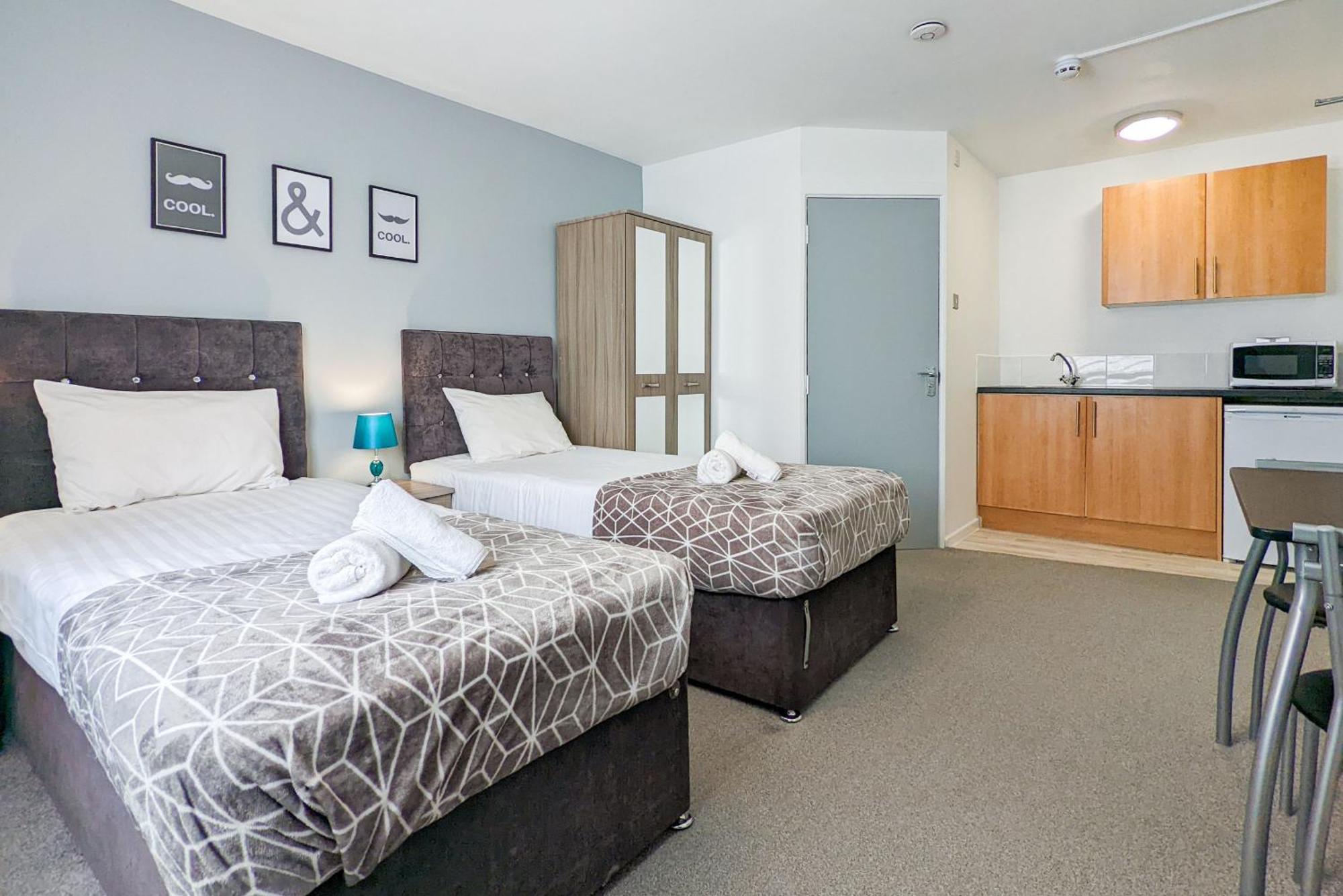 5-Bedroom Contractor House With 10 Beds Free Parking And Free Wifi - Outfield Homes By Your Lettings Short Lets & Serviced Accommodation ピーターバラ エクステリア 写真