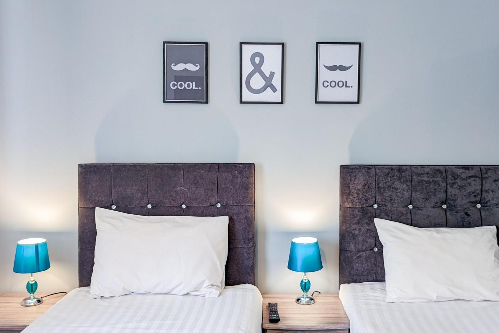 5-Bedroom Contractor House With 10 Beds Free Parking And Free Wifi - Outfield Homes By Your Lettings Short Lets & Serviced Accommodation ピーターバラ エクステリア 写真